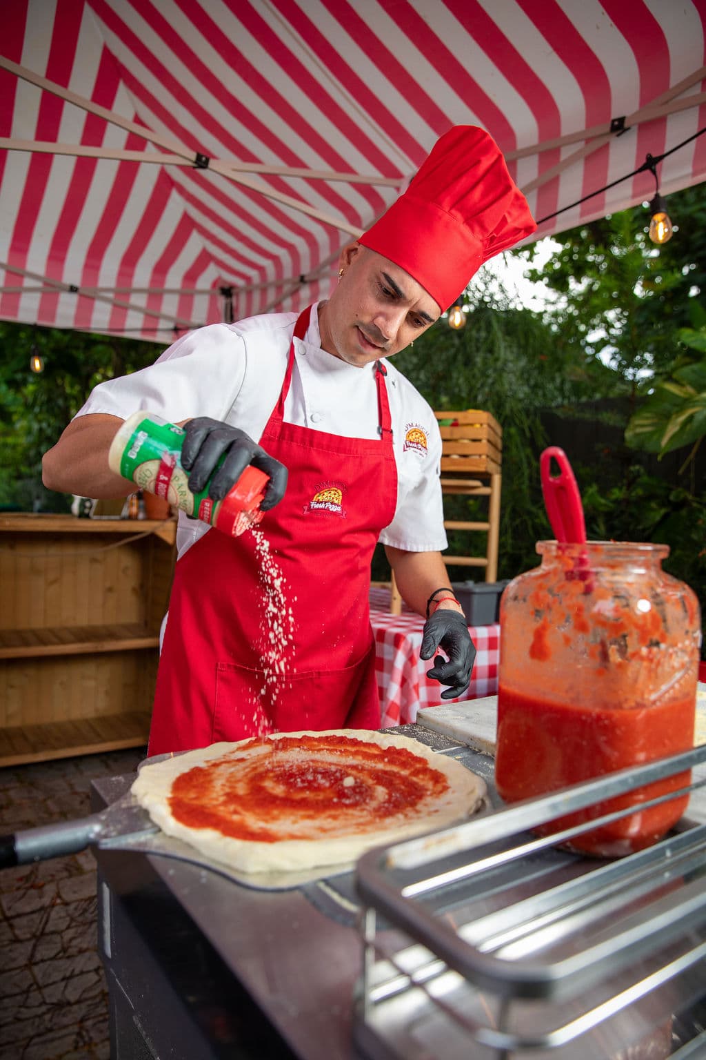 Guests enjoying live pizza catering in Miami