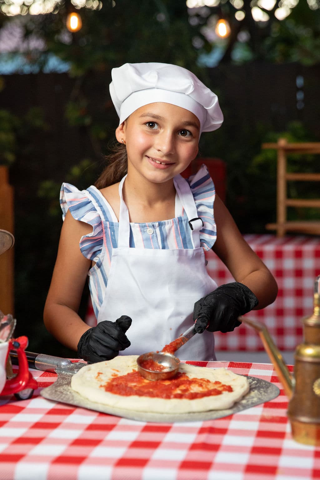 Guests enjoying live pizza catering in Miami